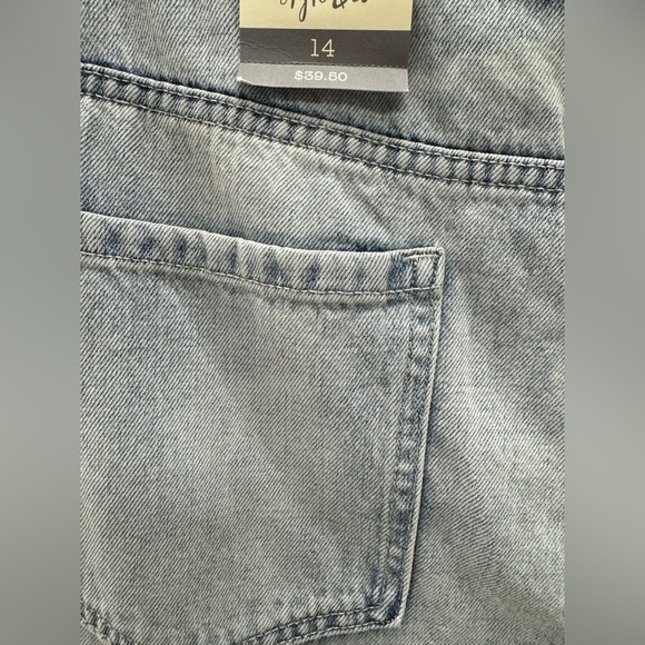 Style & Co Light Wash Slouchy Crop Jeans - Picture 3 of 3